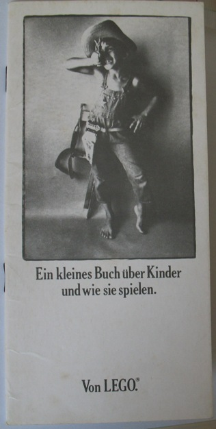 Ein kleines Buch über Kinder und wie sie spielen. (A Little Book About Children and Play - German) (97515-Ty)