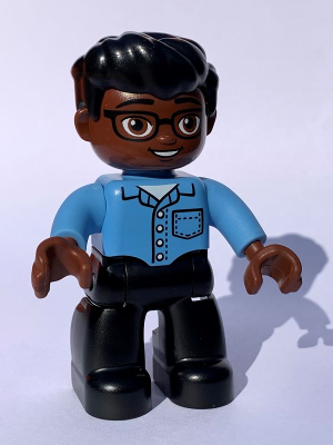 Duplo Figure Lego Ville, maschio, gambe nere, top bianco, capelli neri, '80  evesek vagyunk 'sul davanti, logo LEGO sul retro - BRIX PLANET - LEGO  MiniFigure World Shop