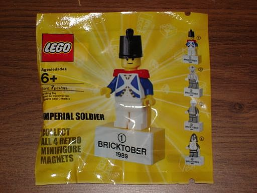 Magnet Set, Minifigure Pirates Imperial Soldier - with 2 x 4 Brick Base (Bricktober Week 1) polybag