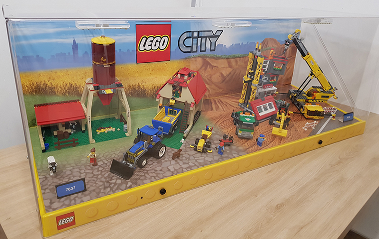 Display Assembled Set, City Sets 7637 and 7633 in Plastic Case