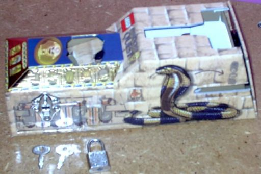 Coin Bank, Pharaoh's Quest Cardboard Coin Box with Lock and Keys (853175)