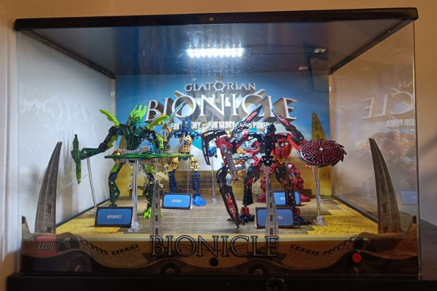 Display Assembled Set, Bionicle Glatorian Sets 8978, 8979, 8980, 8981 in Plastic Case with Light