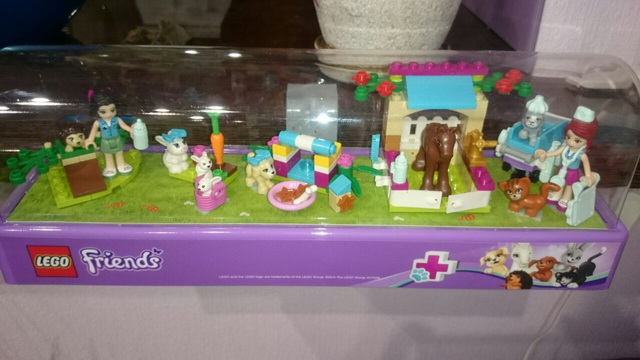 Display Assembled Minifigures and Animals, Friends Farm in Plastic Case