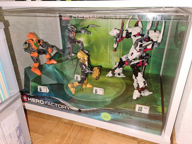 Display Assembled Set, Hero Factory Sets 2143, 2144, 2182, 2283 in Plastic Case with Light