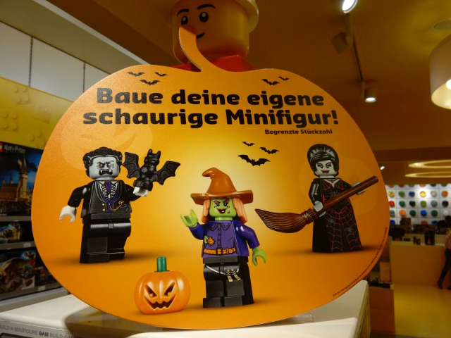 Display Sign Lego Store Halloween 2018 (German)