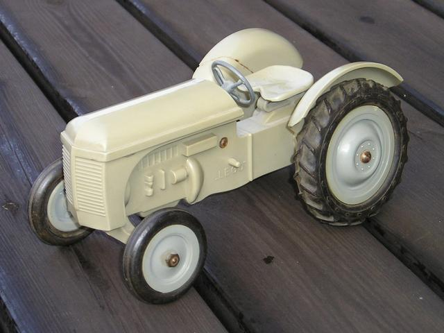 Modelbiler 1:43 Tractor (Ferguson Tractor)