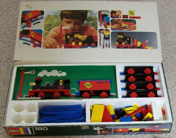 Train with 5 Wagons and Circle of Track