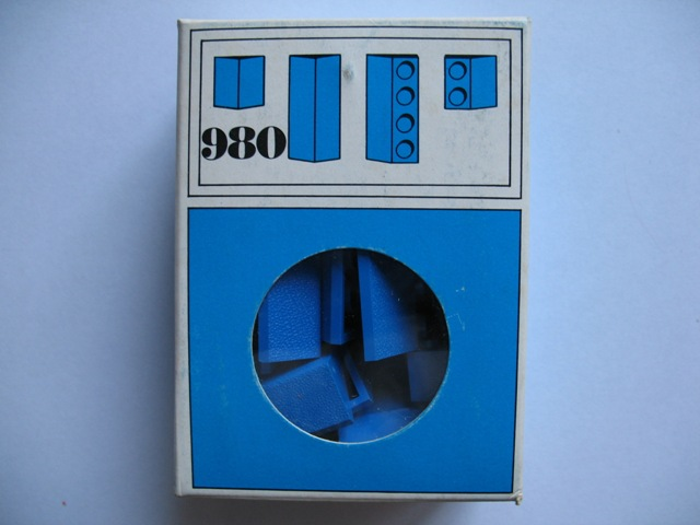 23 sloping bricks, including roof peak bricks, Blue