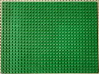 AUTHENTIC LEGO BASEPLATE GREEN 10 INCH OR 32 DOT SQUARE POINT CORNERS EUC 