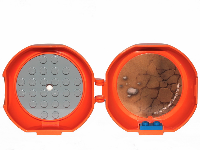 Container, Pod with Light Bluish Gray 6 x 6 Round Plate and Blue 1 x 2 Plate with The LEGO Movie 2 Pattern (Sticker) and Hologram - Set 853874