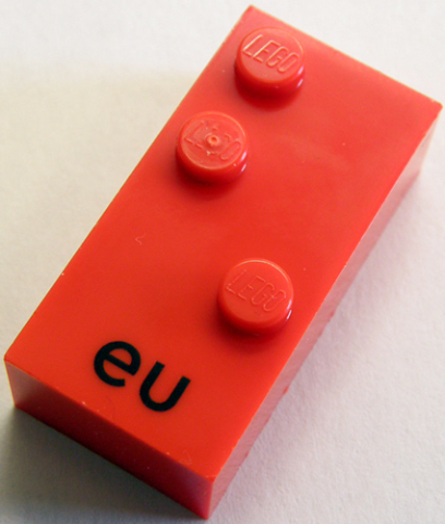 Brick, Braille 2 x 4 with 3 Studs with Black Lowercase Letters eu Pattern (dots-126 ⠣) (German)