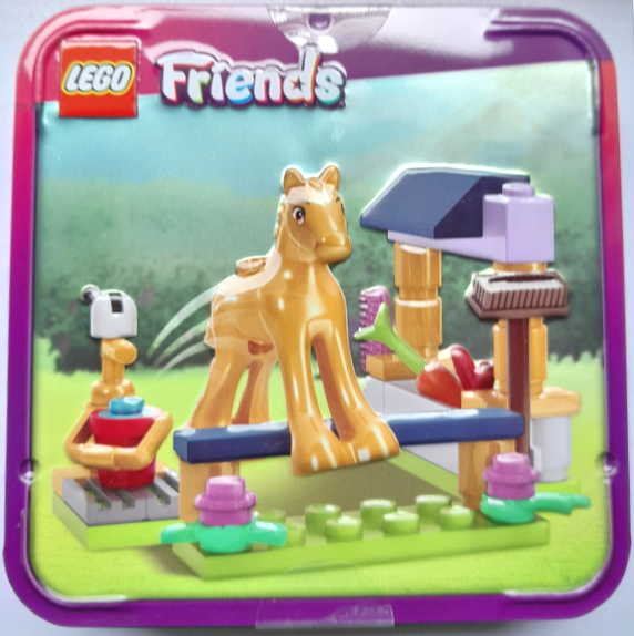 2D001185 Foal with Feeding Station and Hurdle metal box